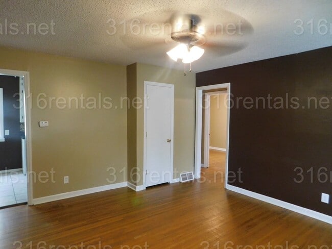 Building Photo - $1000 - 3 bed 1 bath - Single Family Home