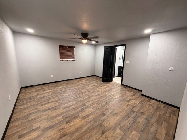 Building Photo - Move in Special, $500 off first full month of rent!