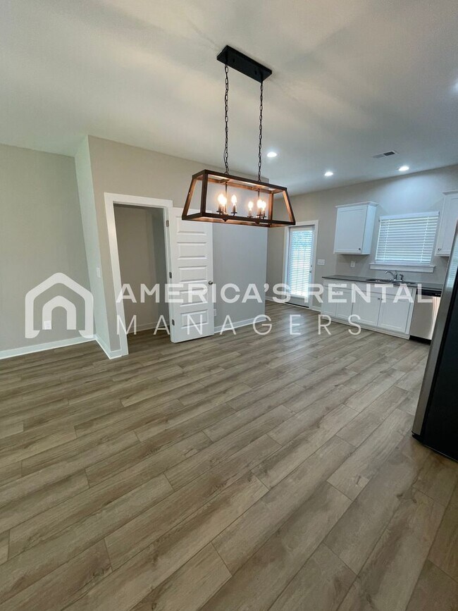 Building Photo - Home for Rent in Weaver, AL!!! Available to View Now! PRICE REDUCTION!! Sign a 13-month lease by ...