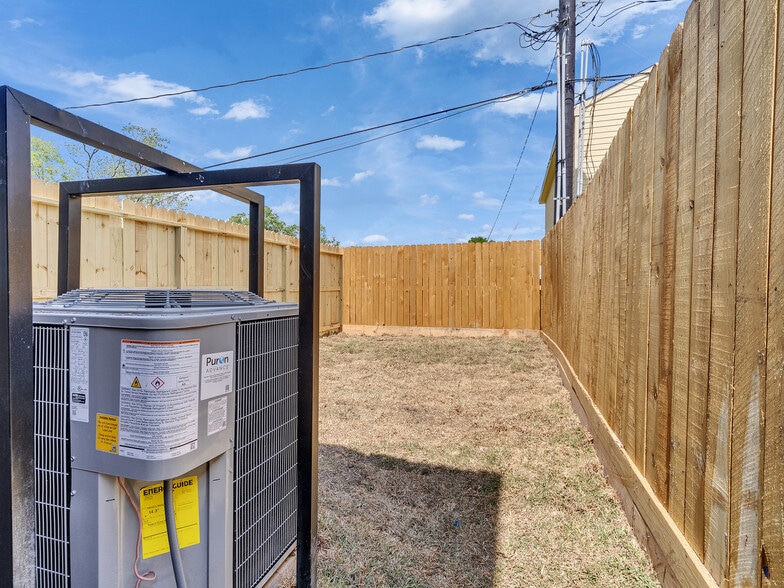 Building Photo - 8627 Homewood Ln