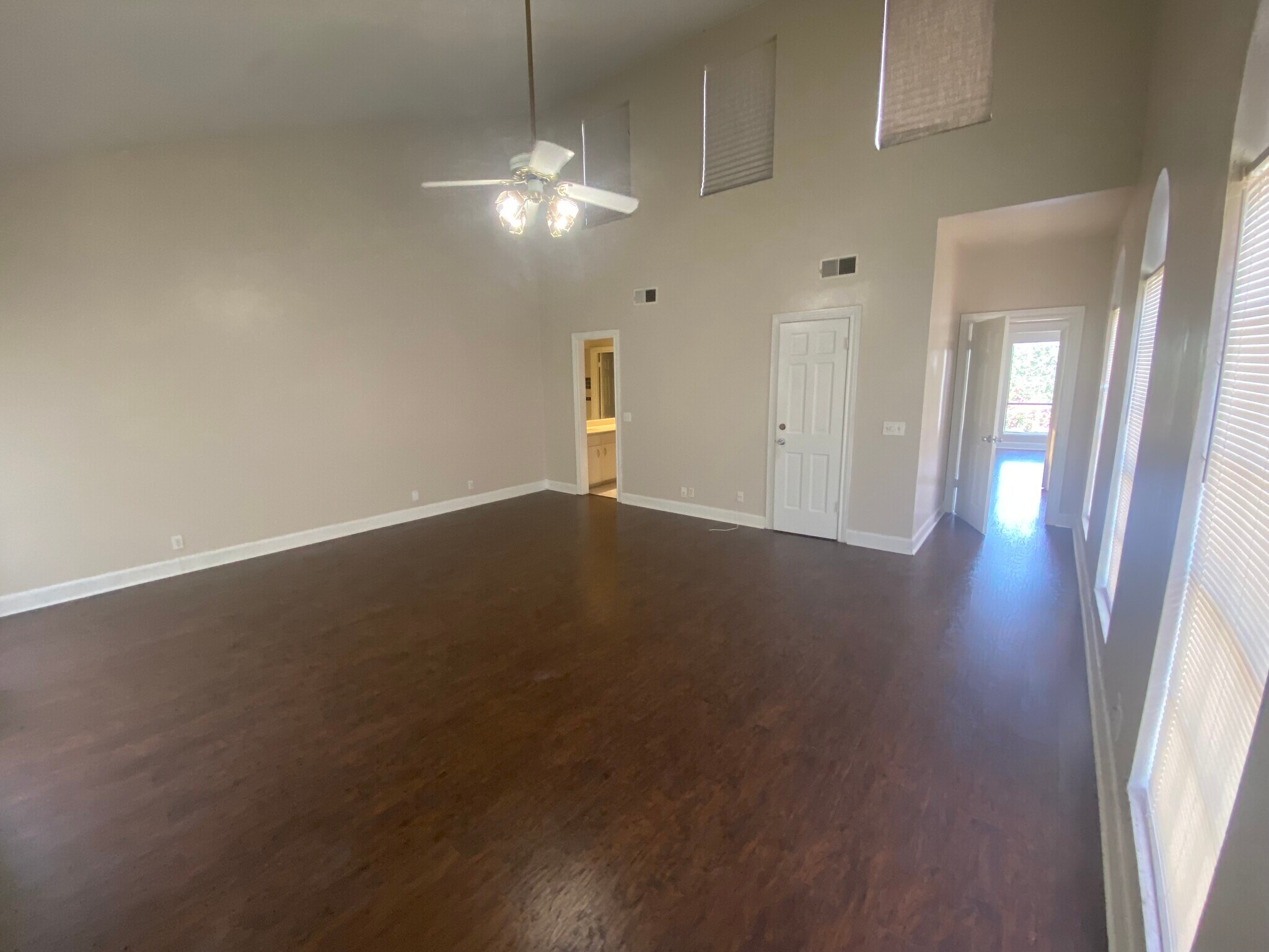 Building Photo - 2000 Fairview Ave