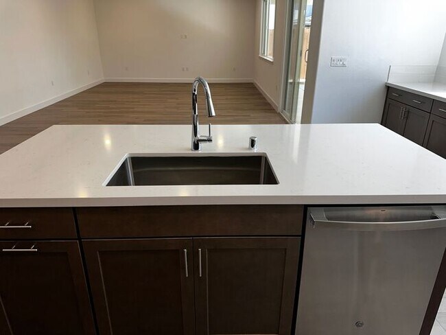 Building Photo - Beautiful 4 bedroom new home in Sierra wes...