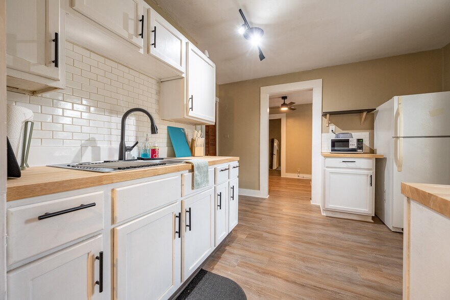 Building Photo - 4502 Kingsley Dr