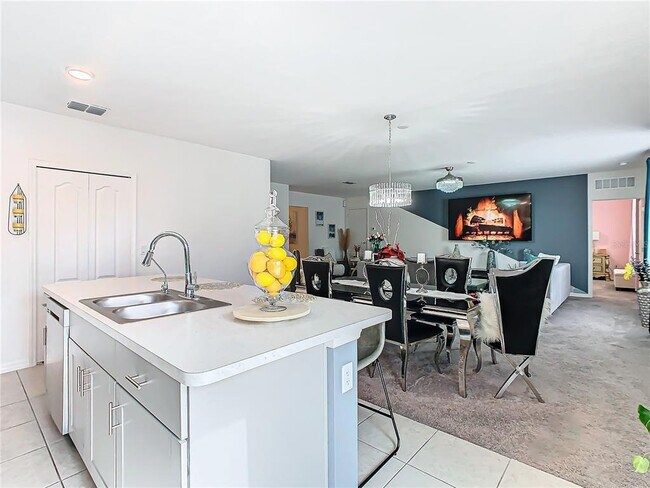 Building Photo - 208 Goldenrod Ln