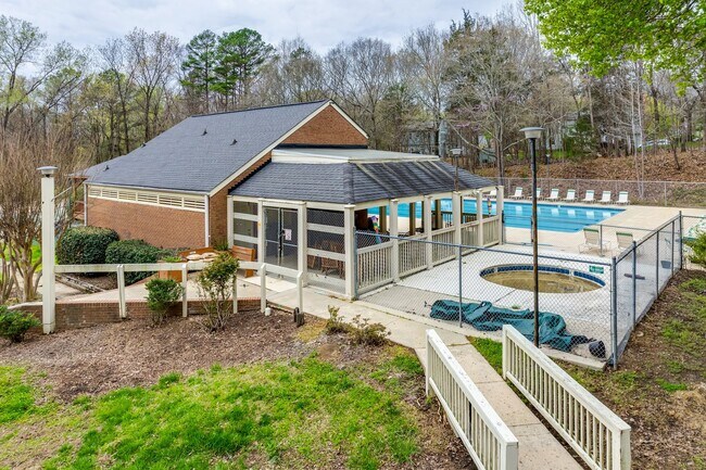 Building Photo - Beautiful 3 bedroom 2 full bath Ranch on a cul-de-sac in Charlotte's Walnut Creek community.