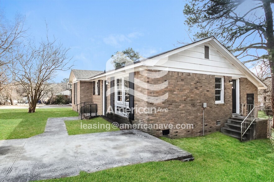 Building Photo - 117 Westbridge Rd