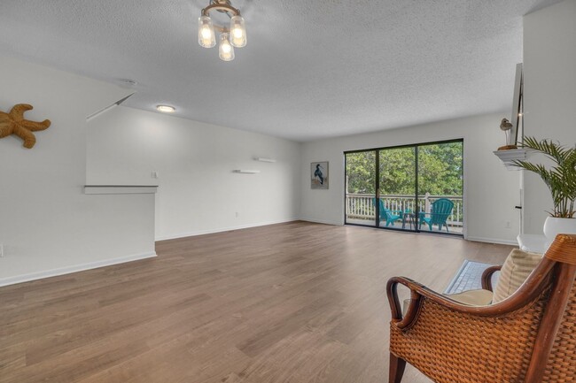 Building Photo - Ready NOW! 1 Block from the Bay! Pet Frien...