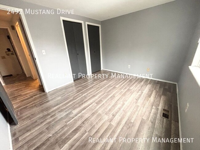 Building Photo - Charming Two-Bedroom Townhouse with Modern...