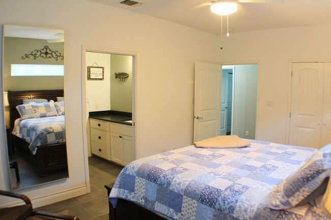 Building Photo - CANYON LAKE HILLS