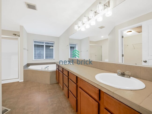Building Photo - Charming 4 Bed 2.5 Bath for Rent!