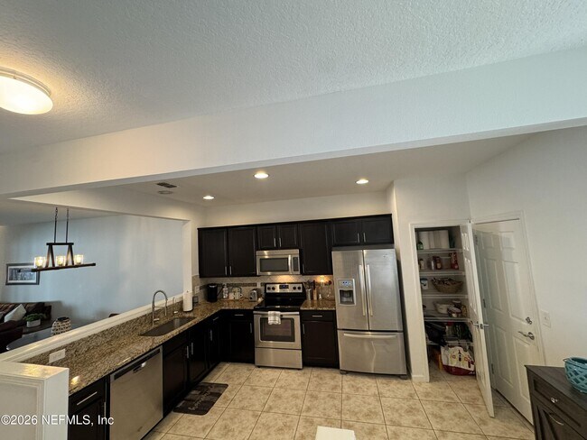 Building Photo - 6789 Roundleaf Dr