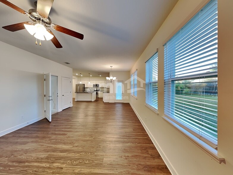 Building Photo - 405 Crestrun Loop