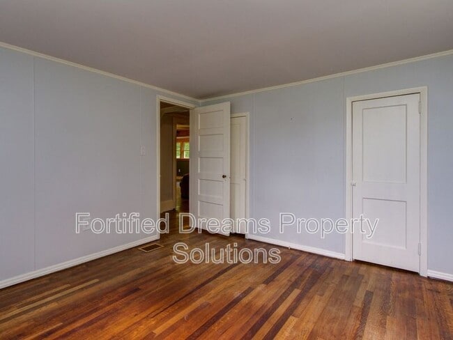 Building Photo - 7507 Greenlawn Dr