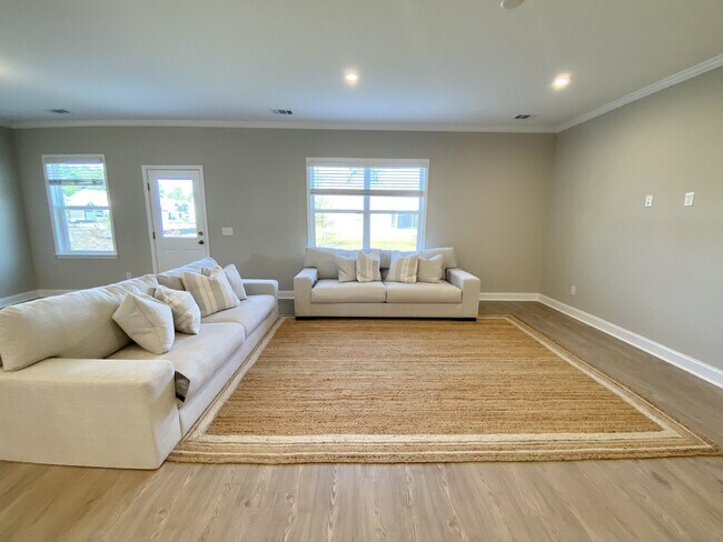 Building Photo - Malind Bluff, Five Bedroom Home!