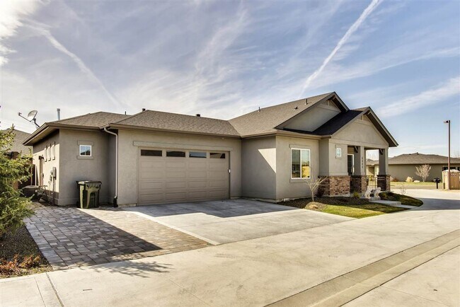 Building Photo - Beautiful 3 bed, 2 bath home in SpurWing Greens Subdivision!