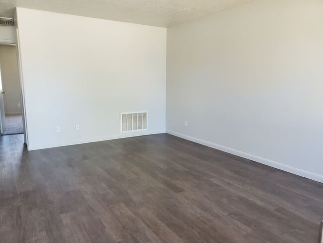 Building Photo - Duplex in Central Cedar City