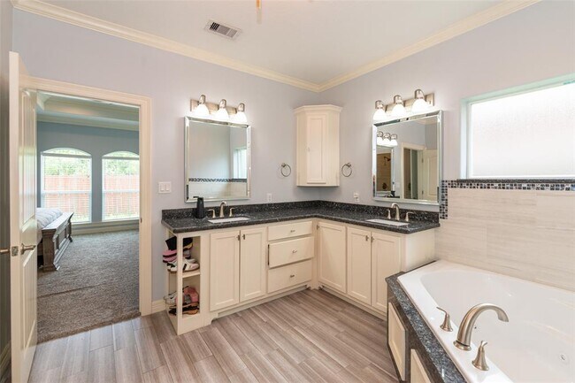 Building Photo - 8195 Quail Hollow Dr
