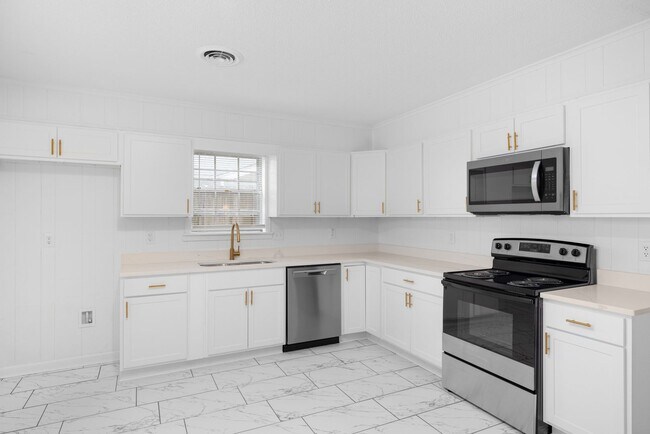 Building Photo - 5 bedroom 3 bath in Covington recently renovated just off the town square
