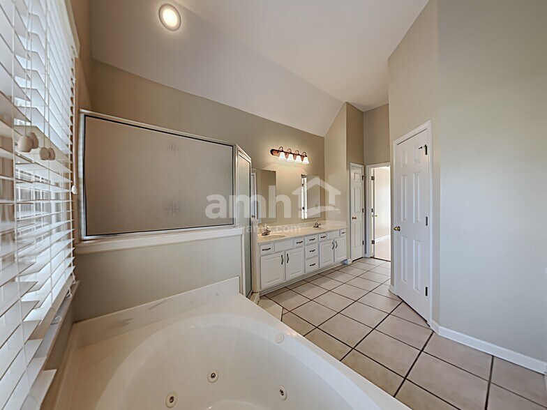 Building Photo - 5005 Bristol Woods