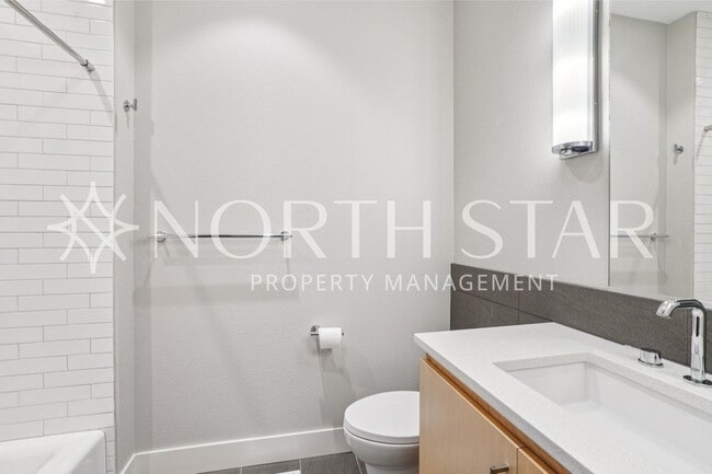 Building Photo - Luxury Living in the Heart of Lake Oswego: Stylish 3-Story Townhouse