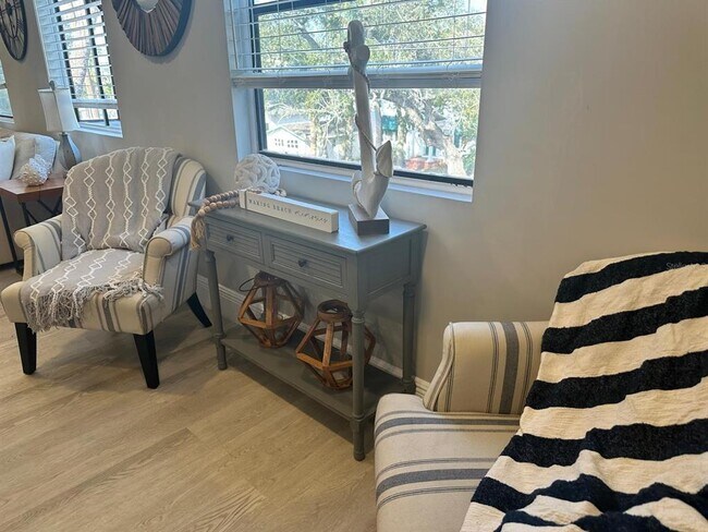 Building Photo - 244 Lexington Dr