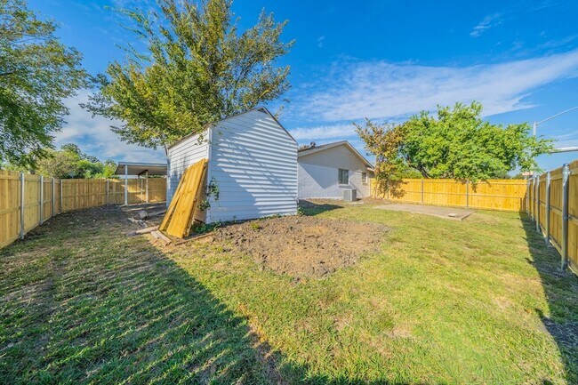 Building Photo - 802 Birchwood Dr