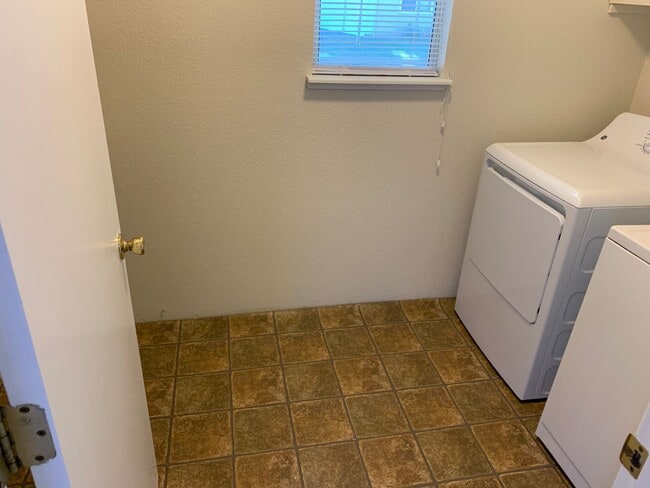 Building Photo - Great home near Shopping Centers!