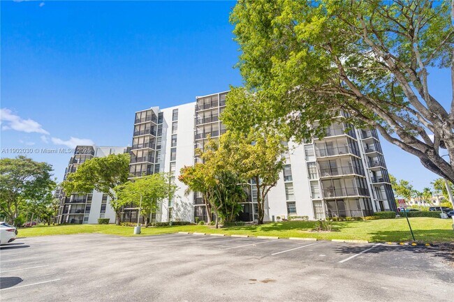 Building Photo - 3475 N Country Club Dr