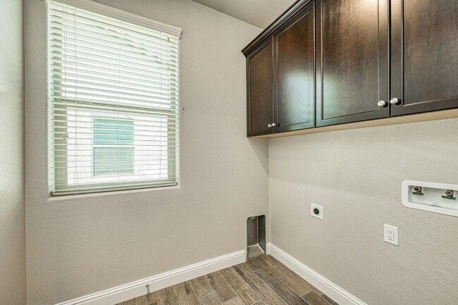 Building Photo - Stunning Granville Home in Copper River Canvas Gated Community!