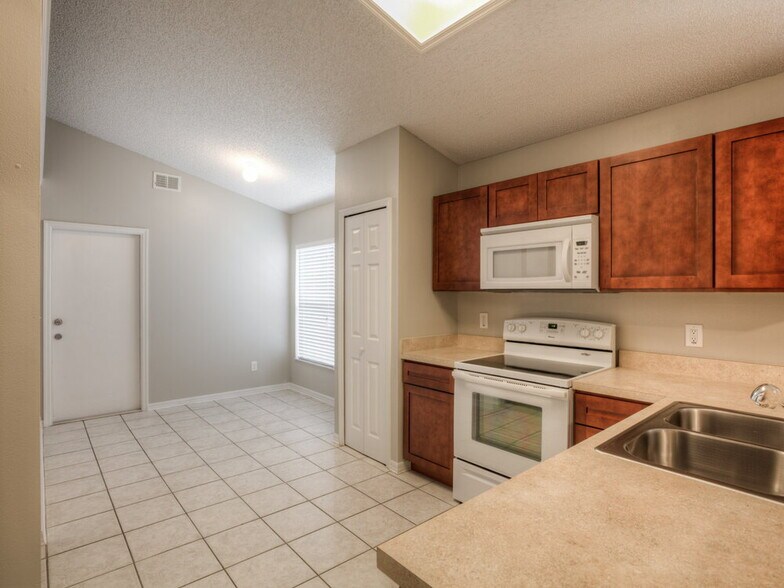 Building Photo - 13628 Emeraldview Dr