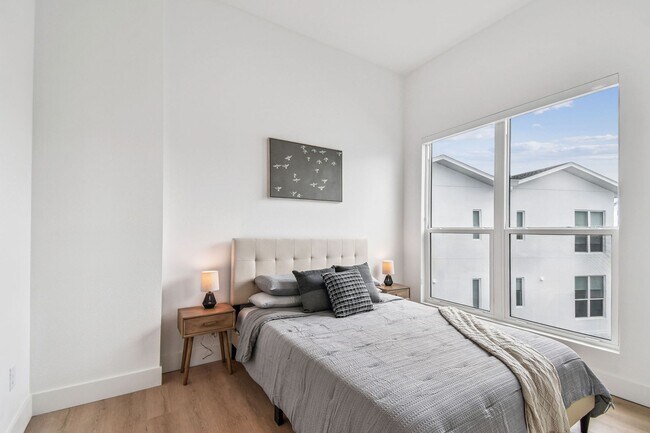 Building Photo - A charming coastal townhouse, just minutes from downtown St. Pete!