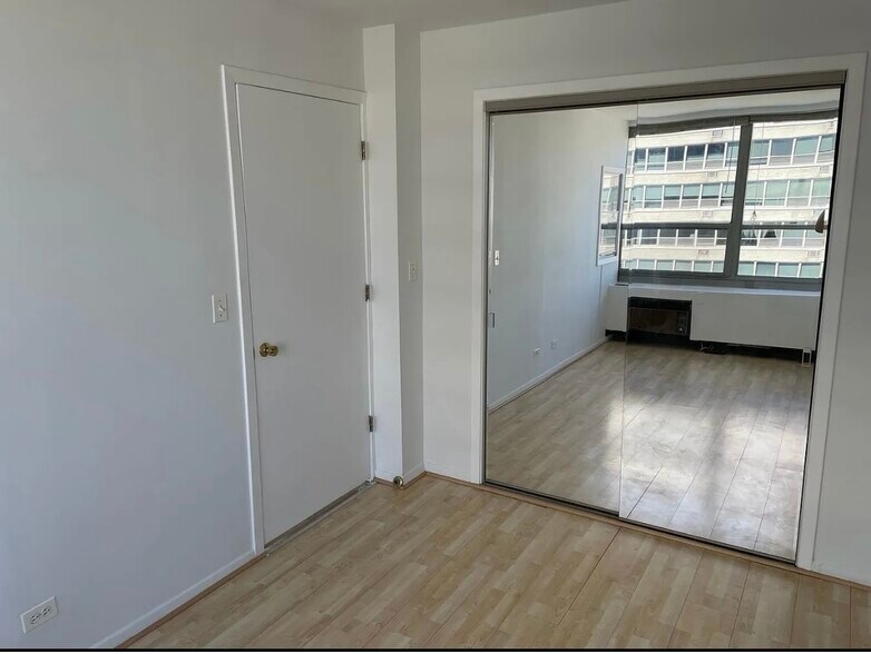 Building Photo - 3550 N Lake Shore Dr