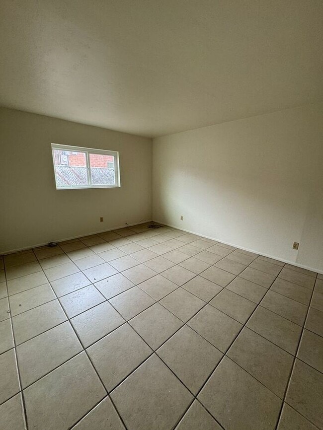 Building Photo - 2873 N Fontana Ave
