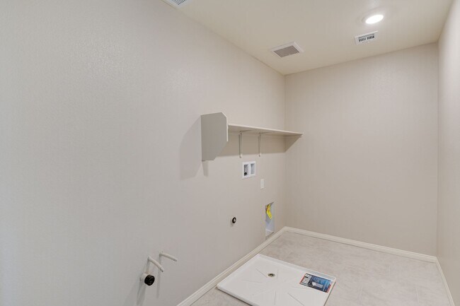 Building Photo - BEAUTIFUL 4BEDROOM 2.5 BATH HOME IN CADENCE * COMING SOON *