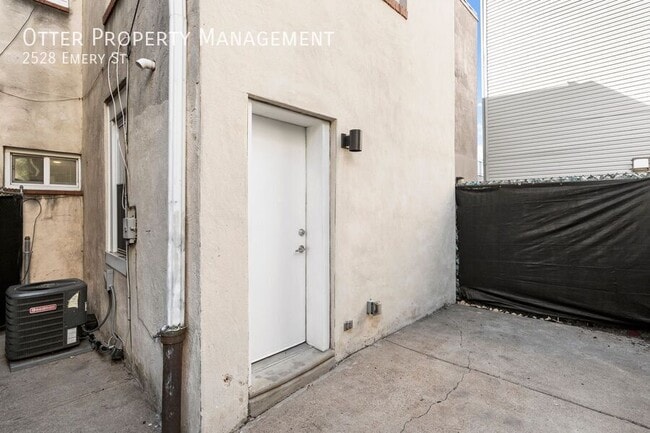 Building Photo - 2528 Emery St