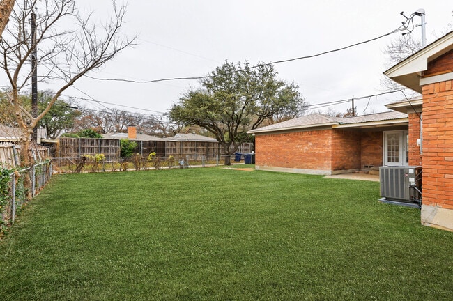 Building Photo - 1301 Swallow Ln
