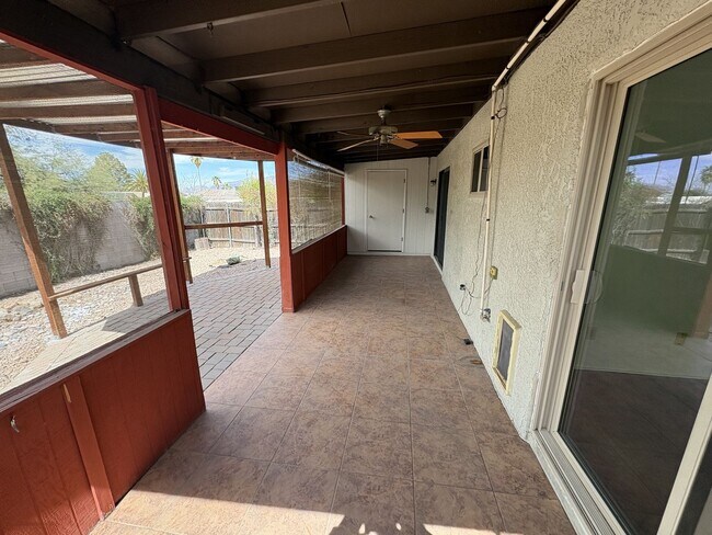 Building Photo - Eastside townhome, convenient location