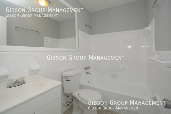 Building Photo - 806 NE 16th St