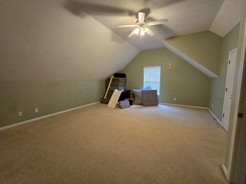 Building Photo - 594 Mountain View Dr