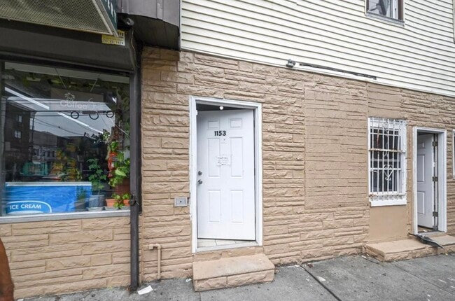 Building Photo - 1153 Summit Ave