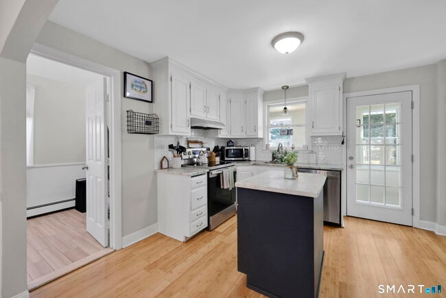 Building Photo - 829 Wells Rd