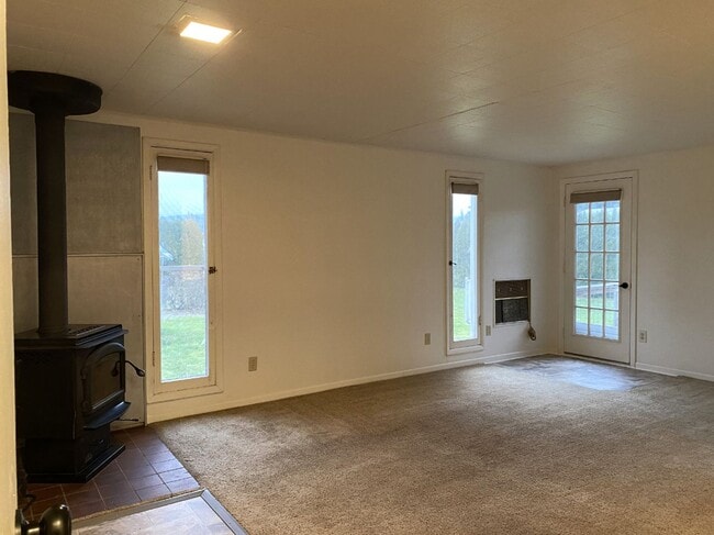 Building Photo - Quaint Hood River Cottage