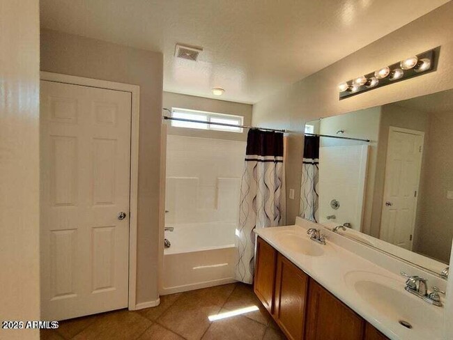 Building Photo - 1507 E Poncho Ln