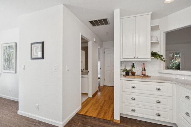 Building Photo - Delightful 3/3bth End-Unit Townhouse in Ce...