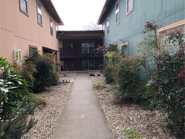 Building Photo - 2319 Greenfield Pkwy