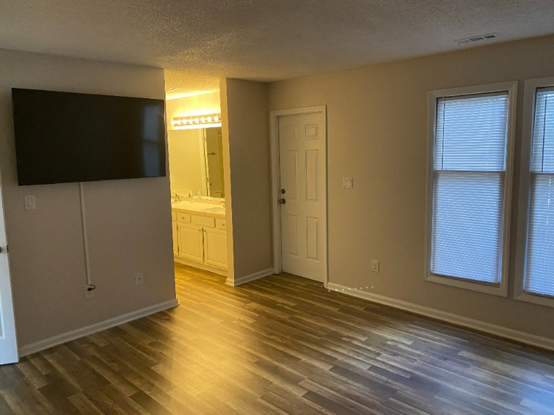 Building Photo - 9215 Ravenwing Dr