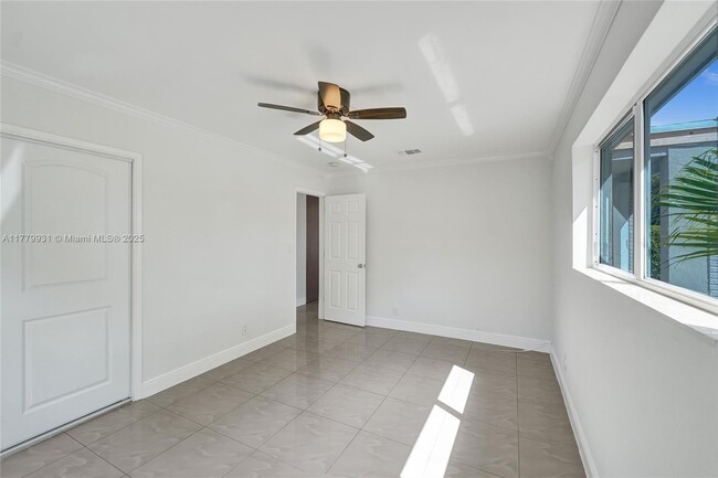 Building Photo - 924 N 30th Rd