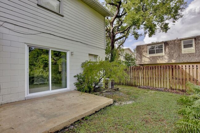 Building Photo - Cozy 2/2.5 Spacious Townhome with 2 Master...