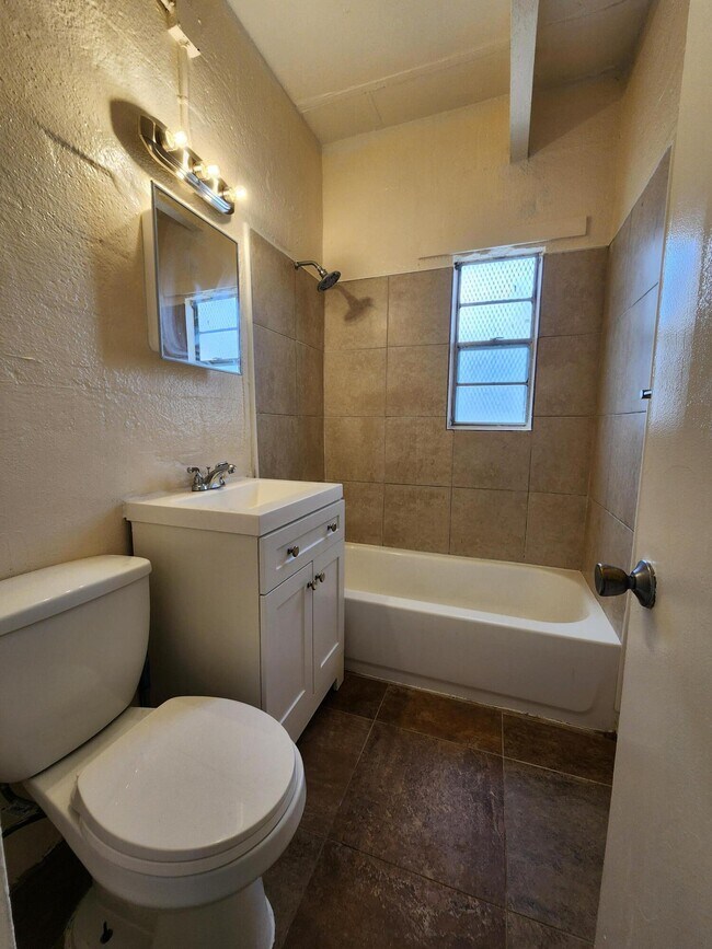 Building Photo - 620 20th St