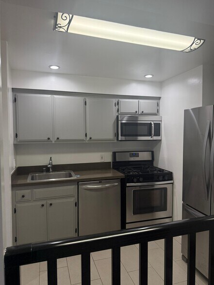 Building Photo - 9910 Robbins Dr
